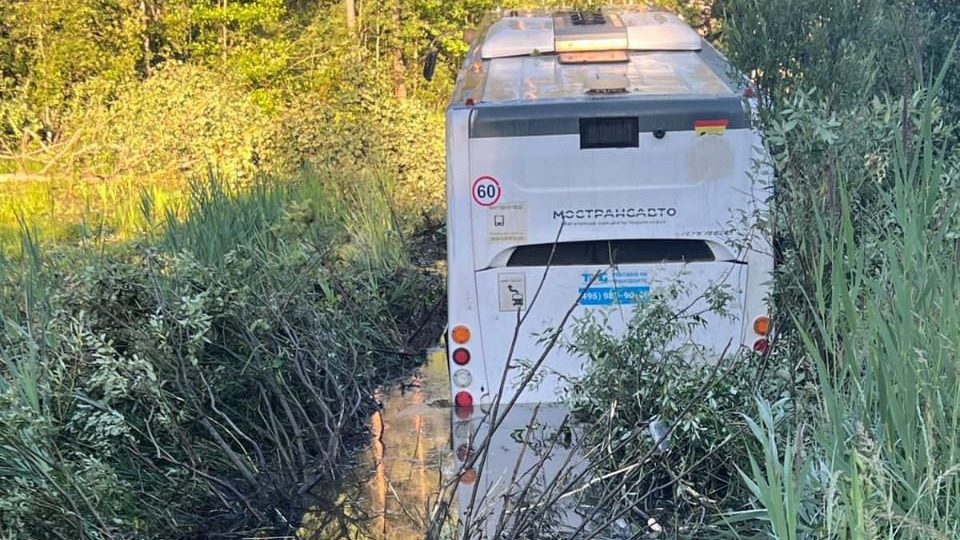 Автобус съехал в кювет в Орехово-Зуеве