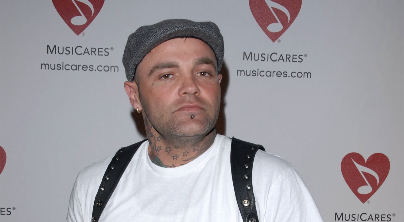 Фронтмена группы Crazy Town Бинзера нашли мертвым в квартире в США