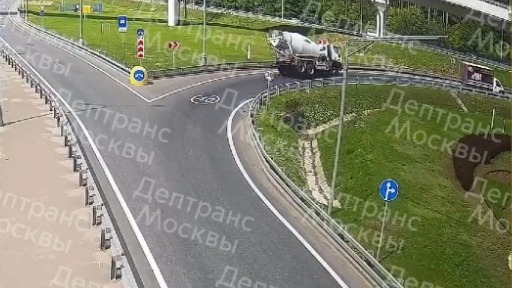 Бетономешалка перевернулась на съезде с МКАД на Волгоградский проспект
