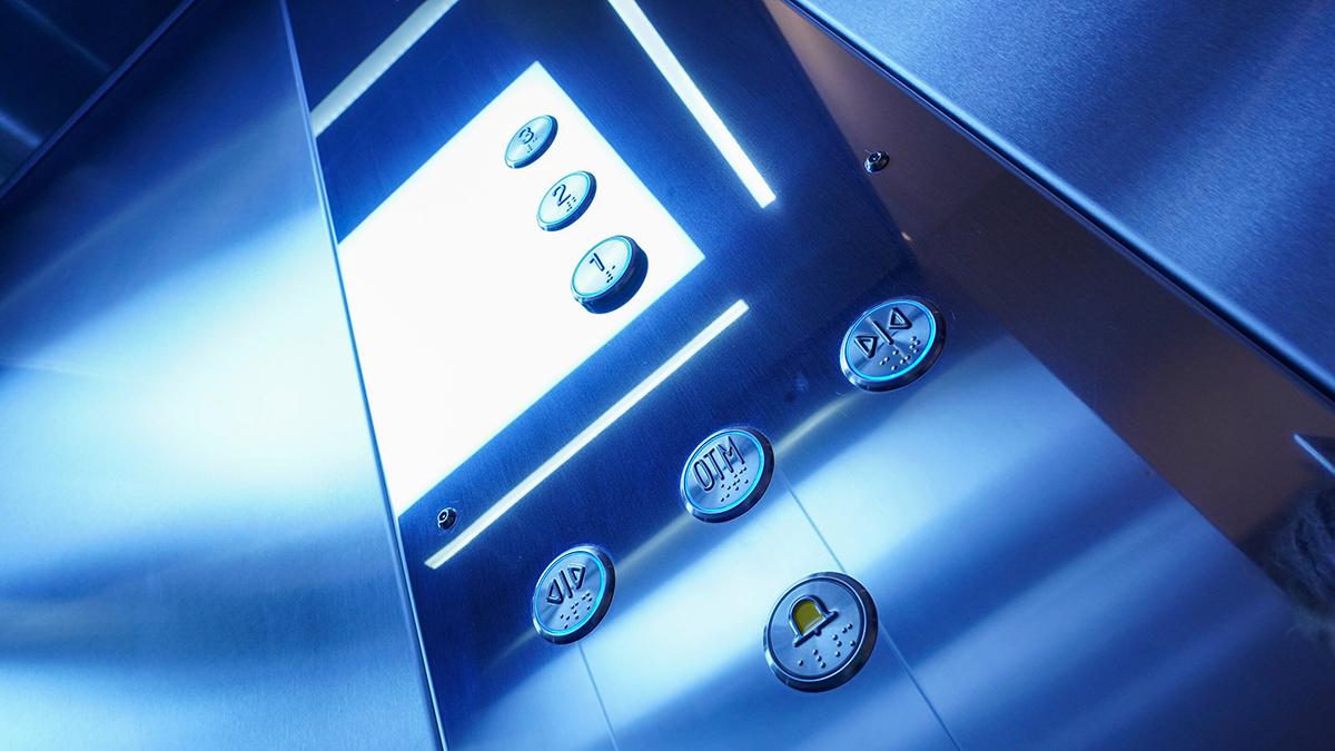 Лифт с мужчиной и двумя детьми пролетел девять этажей в доме в Татарстане