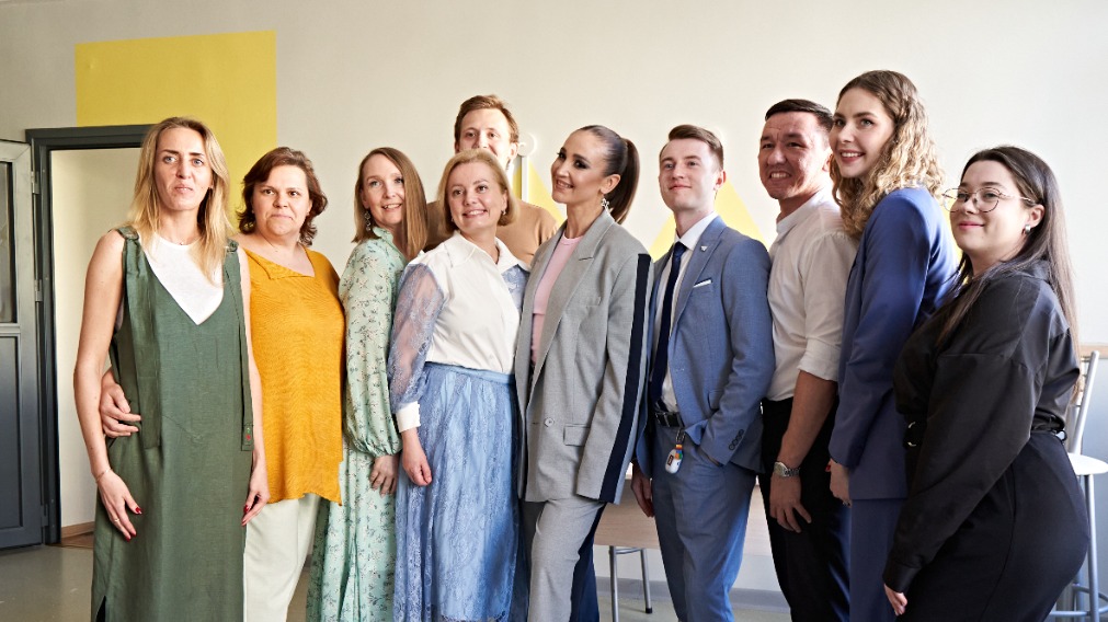 VK привезла артистов на школьные выпускные