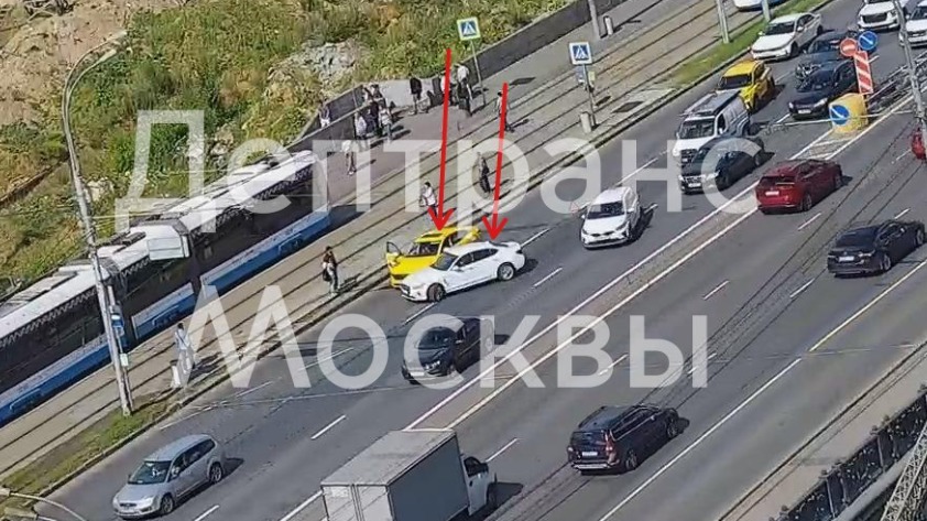 Два автомобиля столкнулись на Дангауэровском путепроводе в Москве