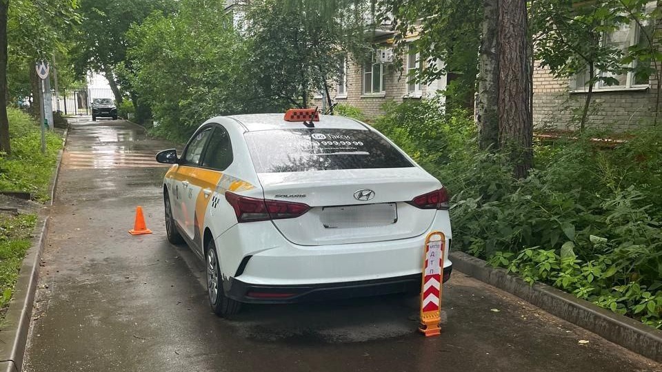 Таксист сбил пенсионерку во дворе в Южном Тушине