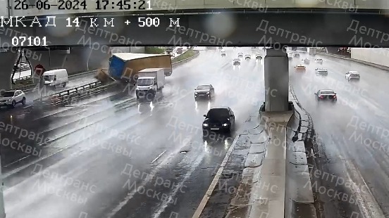 Грузовик наехал на препятствие и влетел в отбойник на 14-м километре МКАД