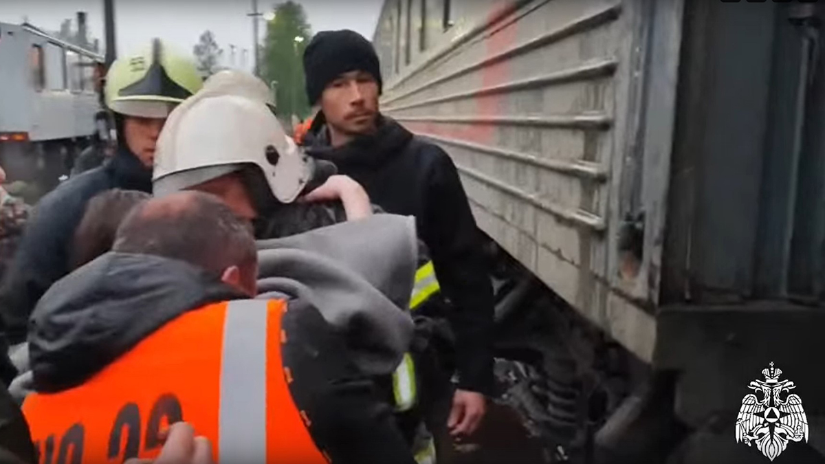 Число погибших на месте схода поезда в Коми увеличилось до двух