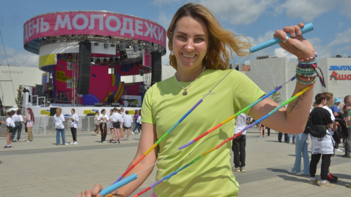 Марго Жираф на праздновании Дня молодежи