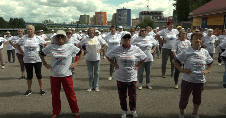 «Зарядку долголетов» провели в парке семейного отдыха в Дубне