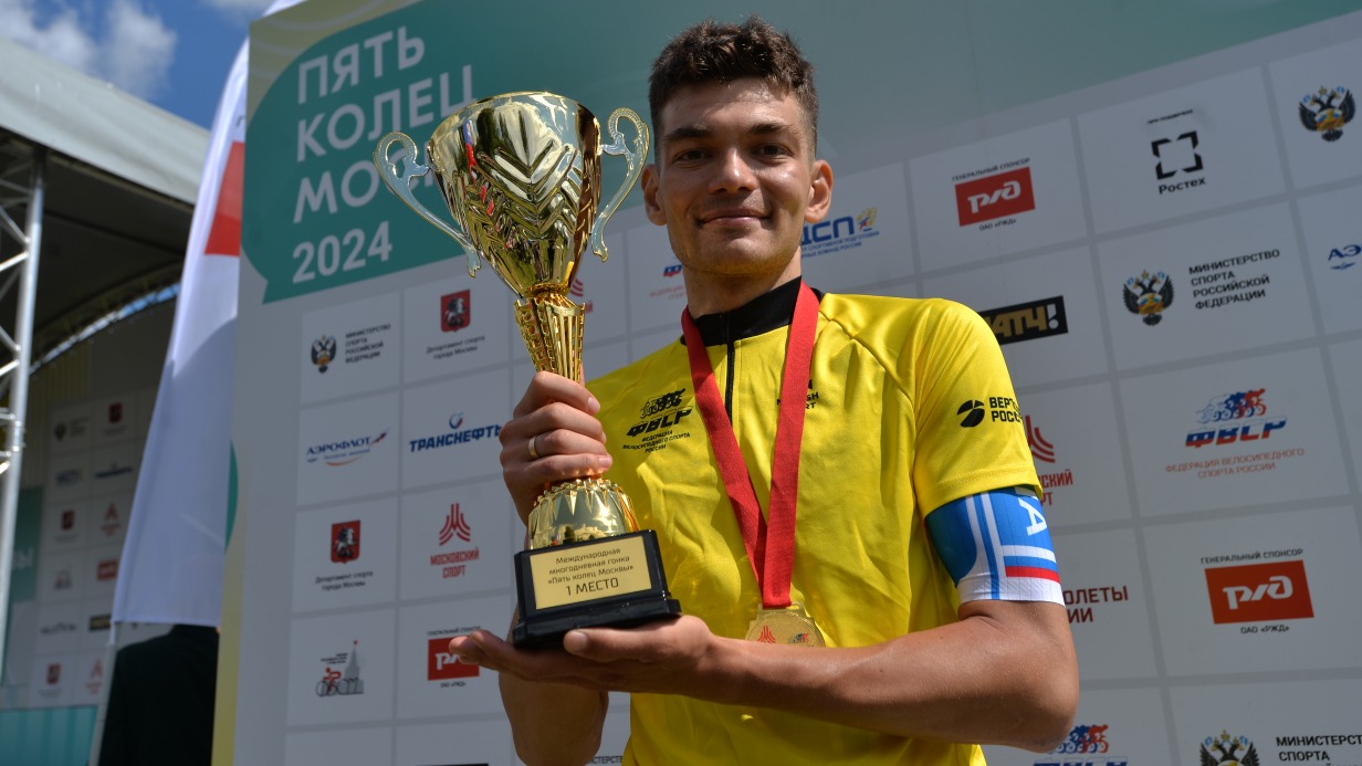 Чемпион многодневной велогонки «Пять колец Москвы» Лев Гонов вместе со своим трофеем после завершающего заезда на велотрассе «Крылатское». На протяжении всех этапов Лев ни разу не лишался желтой футболки — символа лидера общего зачета