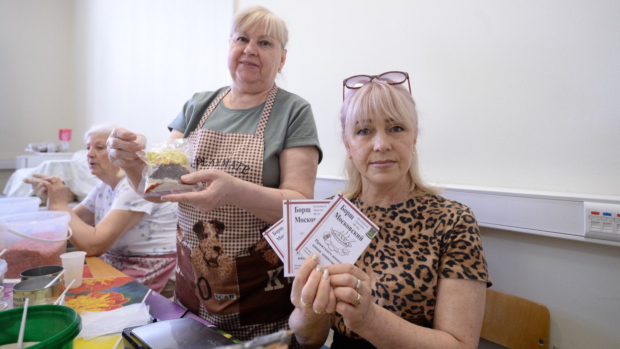 Волонтеры объединения «Единство» Тамара Апасова (слева) и Наталья Надысева готовят сухие супы и каши для бойцов