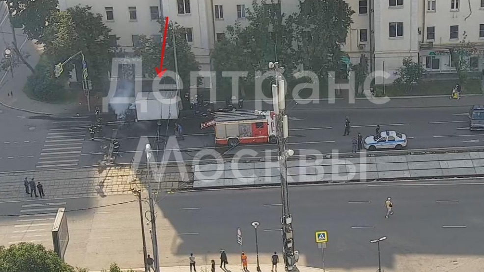 Автомобиль загорелся на площади Рогожская Застава в Москве