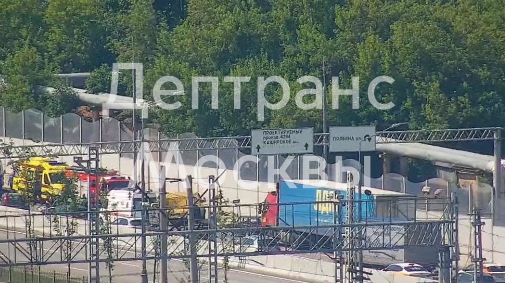 Четыре автомобиля столкнулись на улице Полбина в Москве