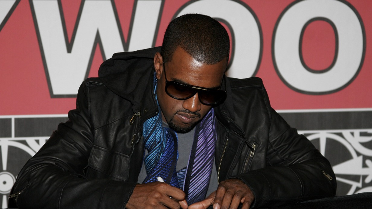 Охрану отеля, где мог остановиться Уэст, усилили из-за большого числа фанатов