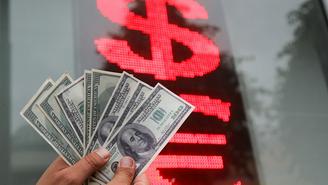 Курс доллара опустился ниже 77 рублей