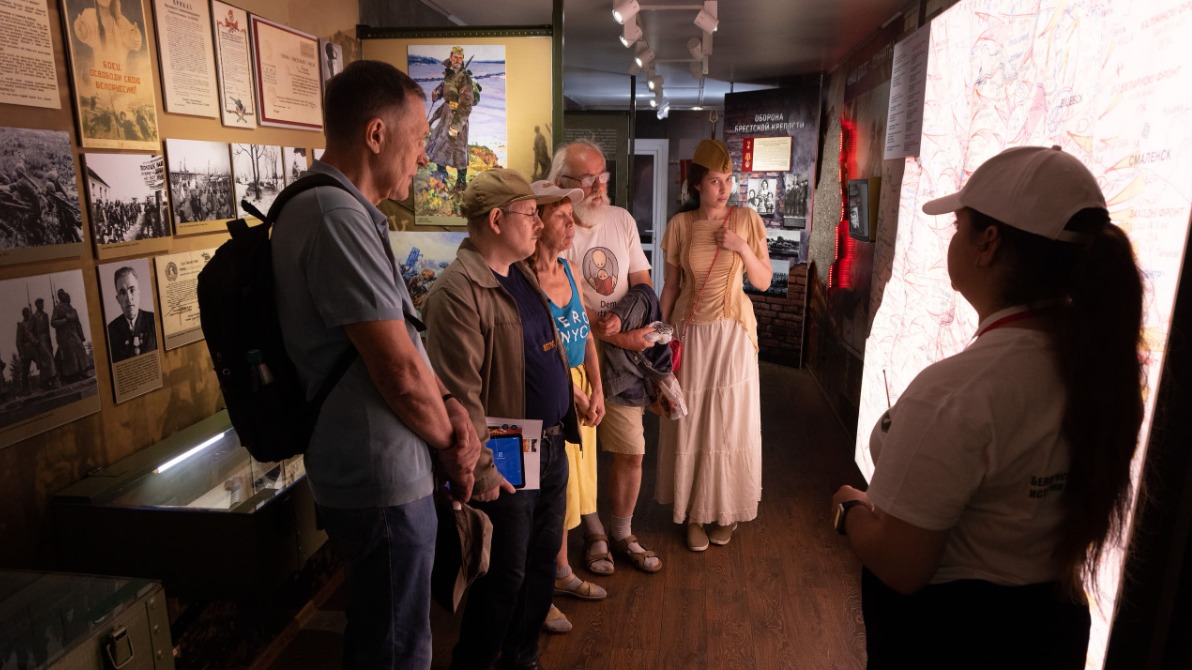 Сотни москвичей посетили передвижную экспозицию о героях Беларуси у Музея Победы