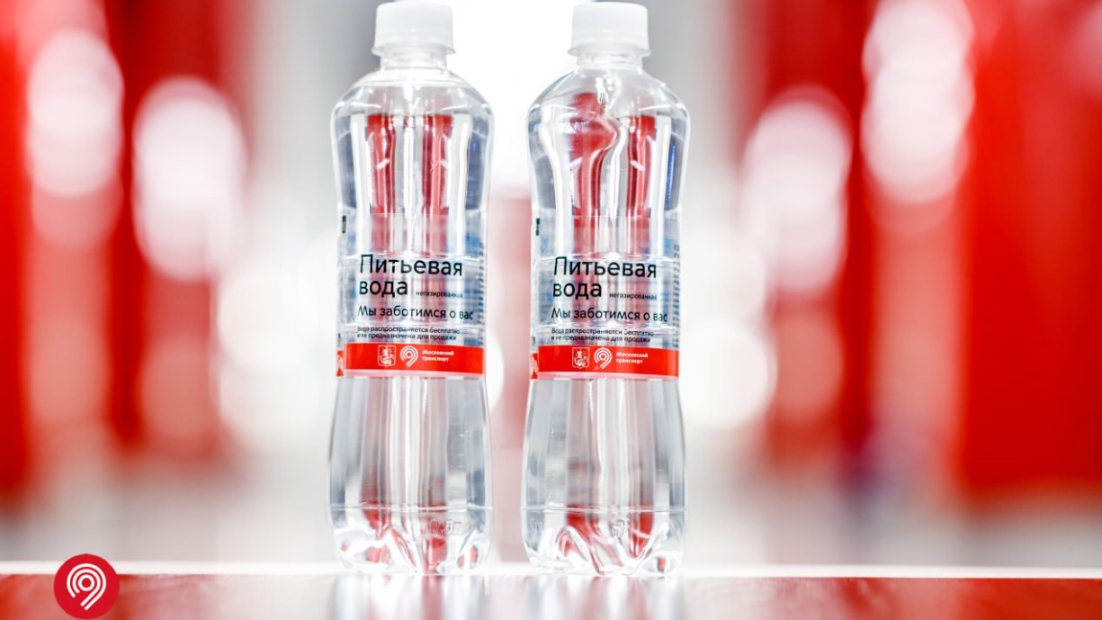 Бесплатную питьевую воду начали раздавать в городском транспорте из-за жары