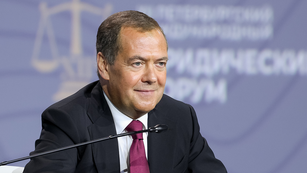 Медведев: В случае провокации Украины нет гарантий, что в Киеве наступит 10 мая