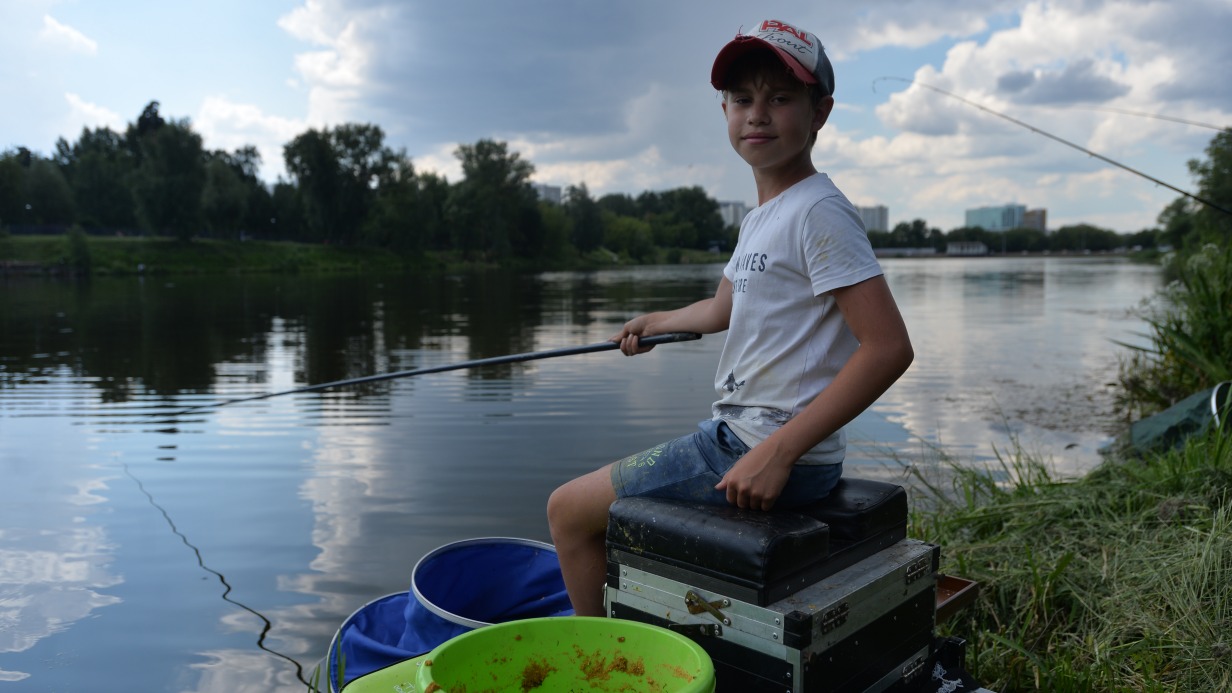 Победитель конкурса «Джамгаровский карась» Артемий Железкин во время спортивной ловли. Любовь к рыбалке передалась ему от отца