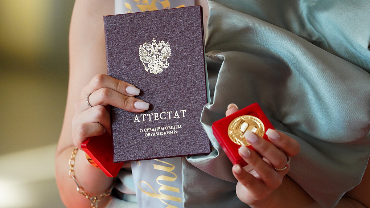 Выпускникам гимназии в Екатеринбурге выдали аттестаты с грамматической ошибкой