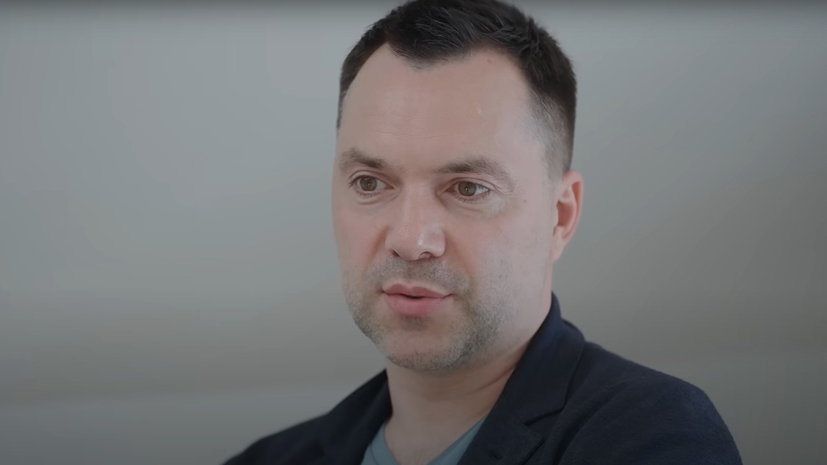 Арестович* заявил об «уникальном шансе» для Зеленского, если тот поедет в Москву
