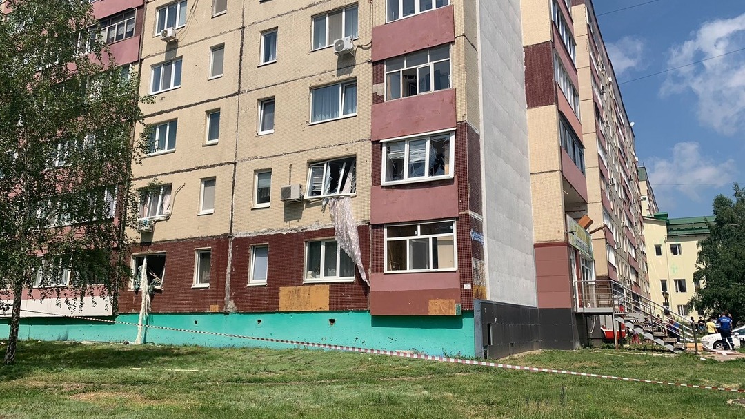 Опрокинутая коляска и горящий человек: момент взрыва газа в Башкирии попал на видео