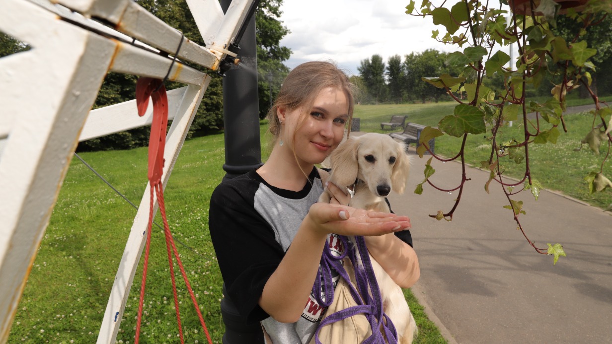 Кристина Довженко с таксой Эмми около арки свежести в музее-заповеднике «Коломенское»