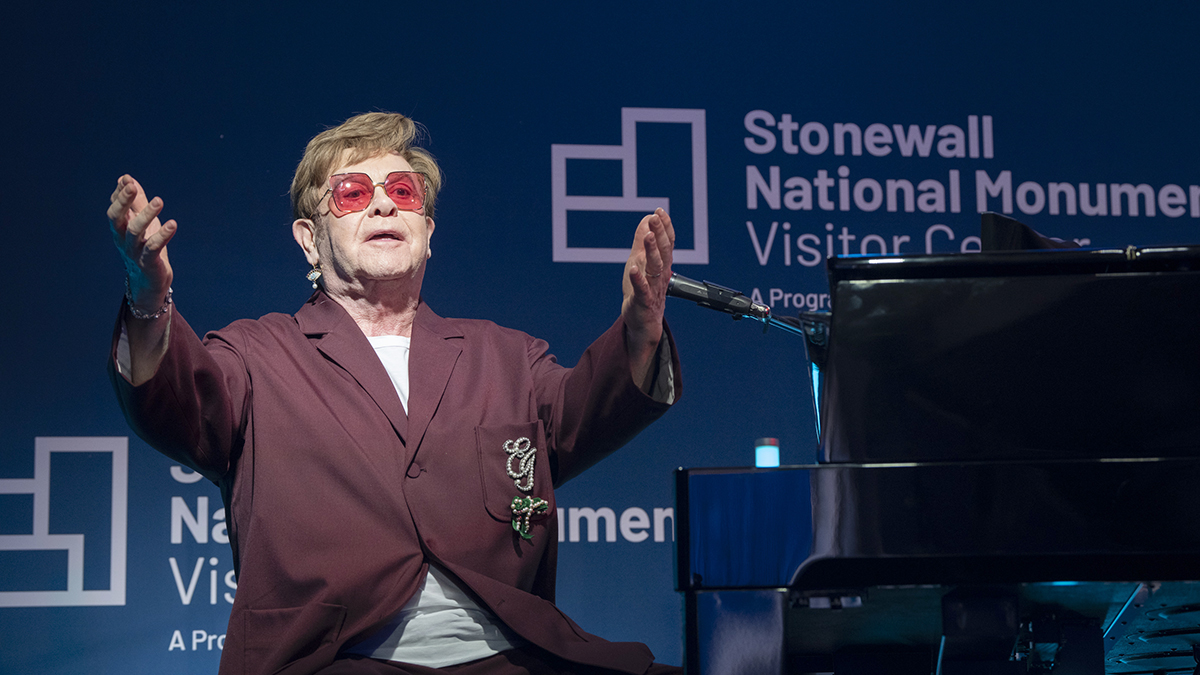 «Мне тяжело»: Элтон Джон признался, что потерял зрение из-за серьезной инфекции