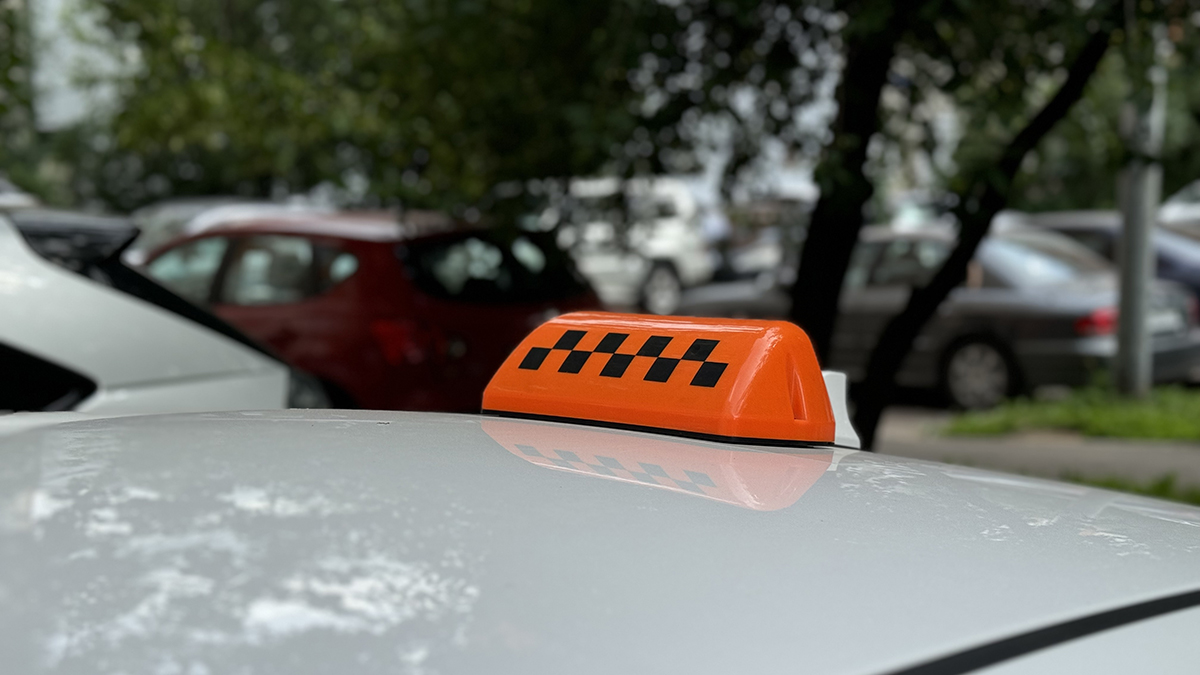 В Подмосковье готовят штрафы для таксистов-зазывал в аэропортах