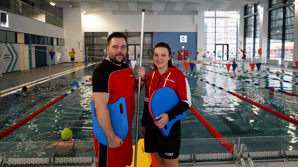 Дворец спорта в Некрасовке. Тренеры-инструкторы по плаванию Владимир Гаркин и Виктория Тверитинова в бассейне