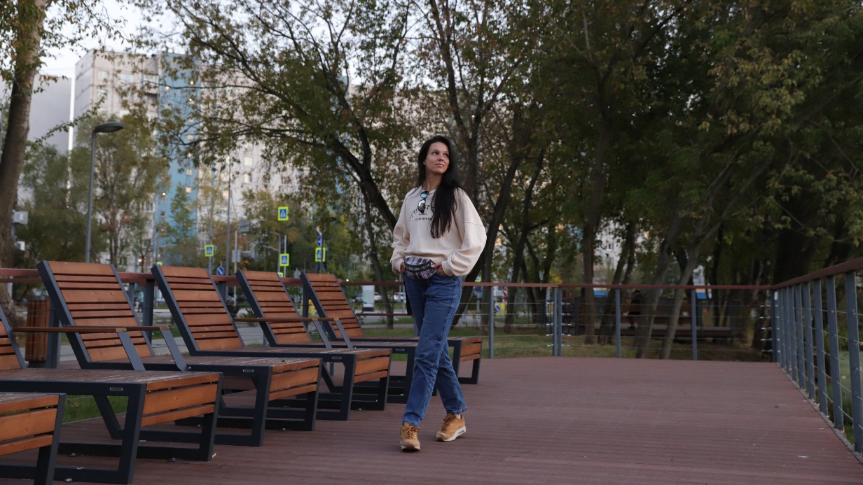 Москвичка Екатерина Заморская на благоустроенной территории, прилегающей к станции метро «Нагатинский Затон» БКЛ