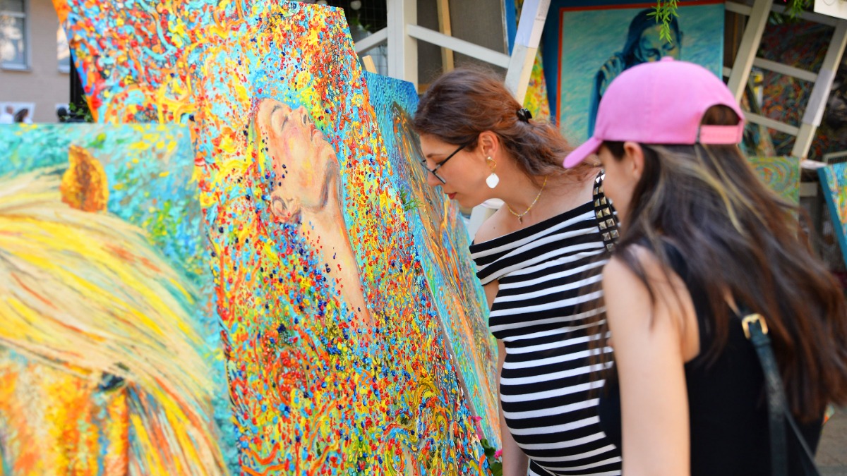 «Лето в Москве»: как на Никитском бульваре москвичей приобщают к искусству