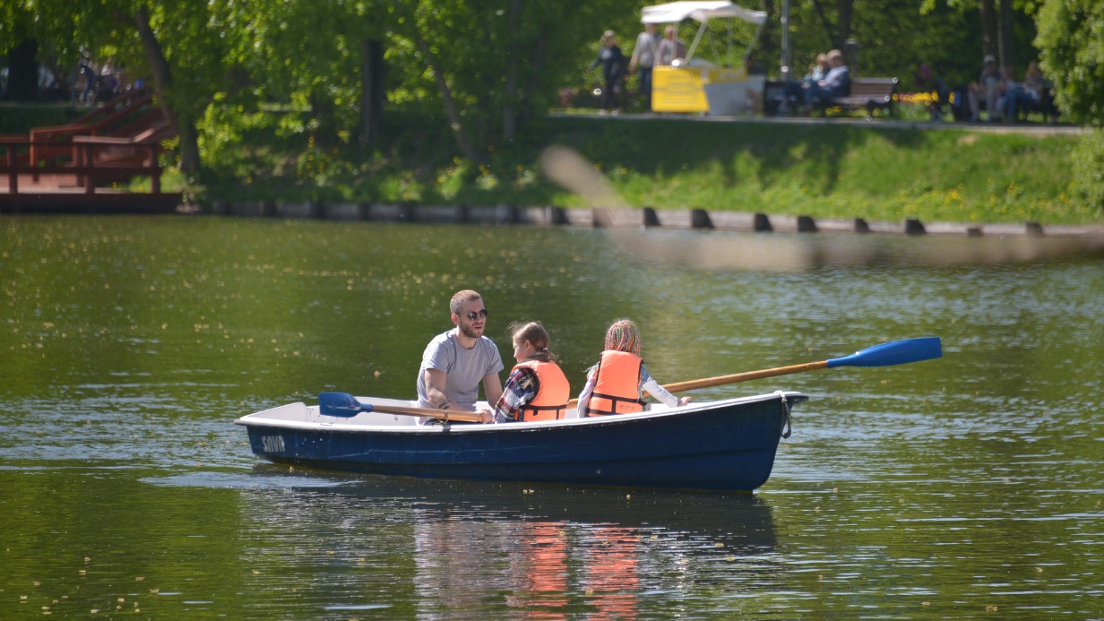 Мы на лодочке катались: где и на чем можно поплавать в Москве