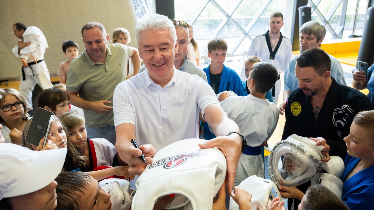 Мэр Москвы Сергей Собянин во время посещения Дворца спорта и образования Ирины Винер пообщался с маленькими спортсменами и оставил автограф на спортивном инвентаре по просьбе ребят. Новый комплекс оснащен всем необходимым для тренировок и соревнований самого высокого уровня