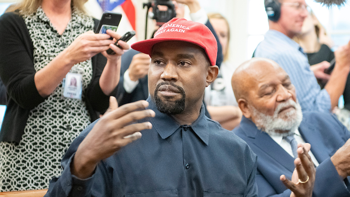 На Канье Уэста подали в суд за прерывание совещания ради секса