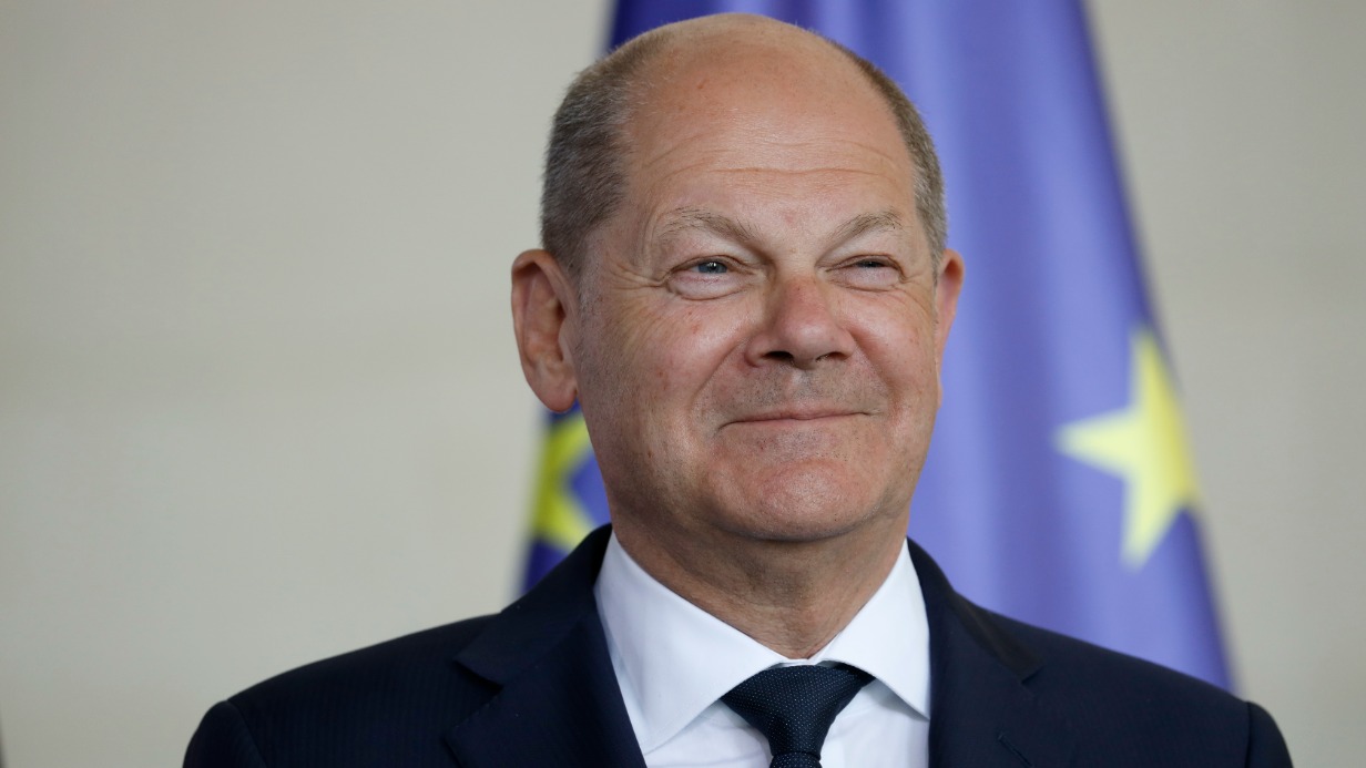 Шольц рассмеялся после вопроса журналиста о поездке Орбана в Москву