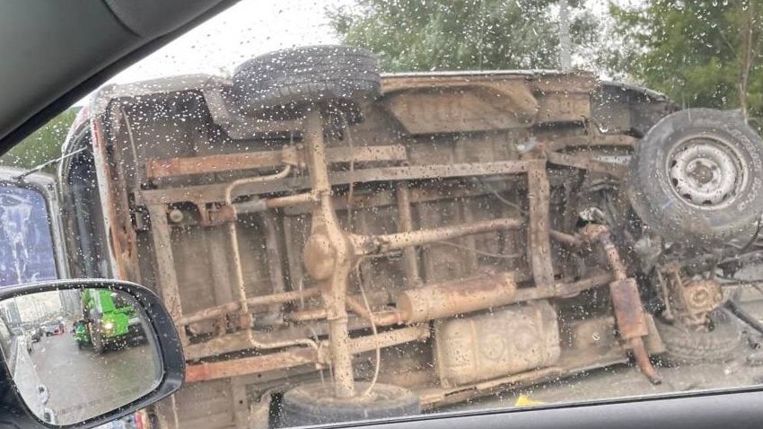 Грузовик перевернулся на Московском скоростном диаметре