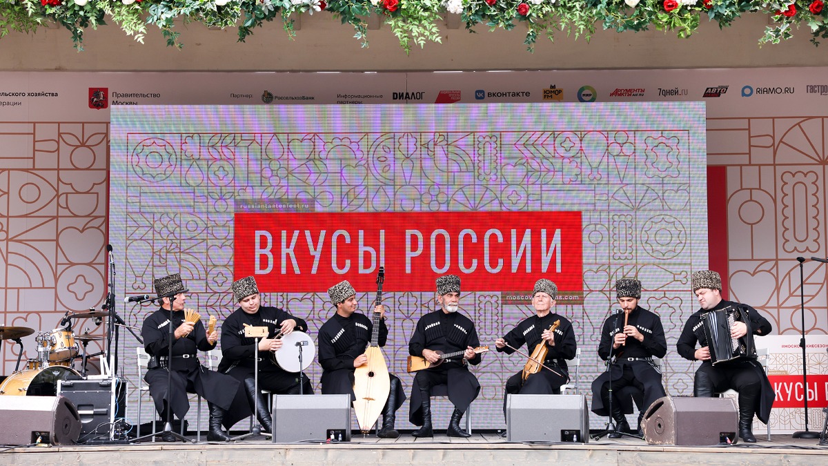 Народные коллективы со всей страны: яркий сценический праздник ждет посетителей фестиваля «Вкусы России»