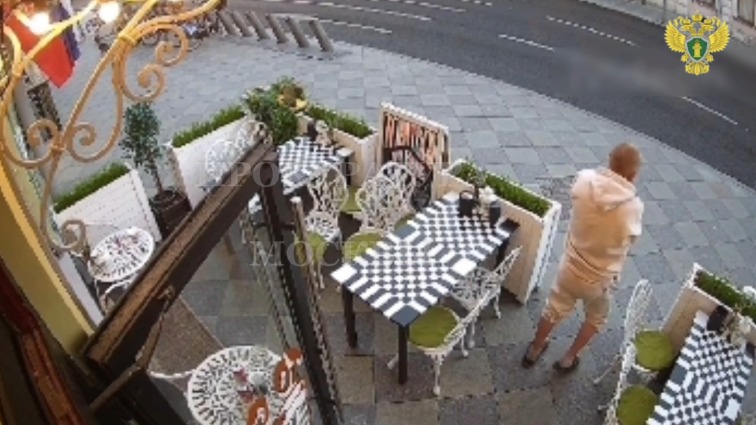 Мужчина украл дамскую сумку за миллион на веранде кафе в центре Москвы