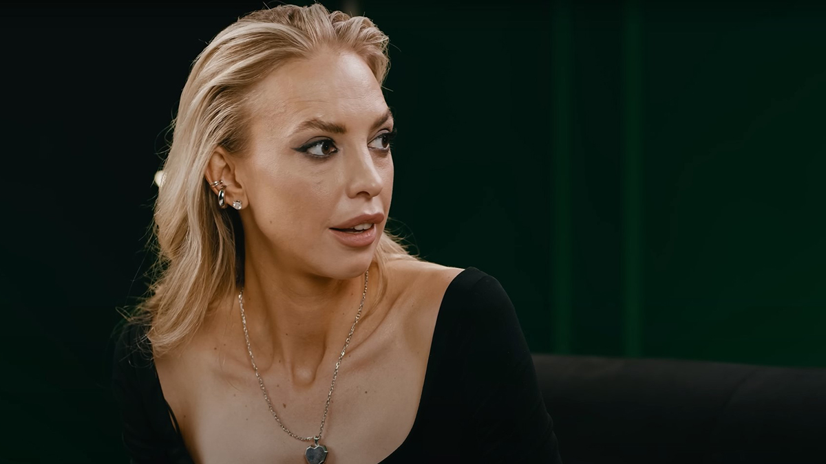 «Времена изменились»: почему женщин травят за возраст и стоит ли пытаться выглядеть юной