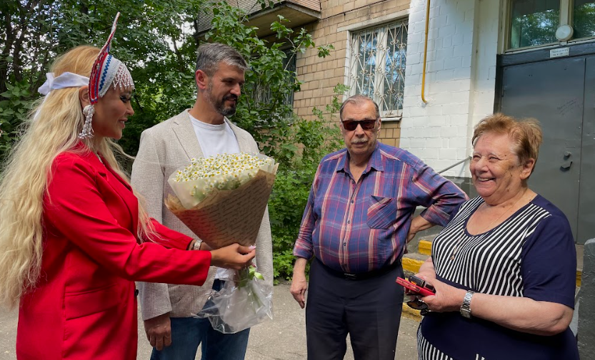 Участники мотопробега в День семьи, любви и верности поздравили супругов, проживших в браке 60 лет