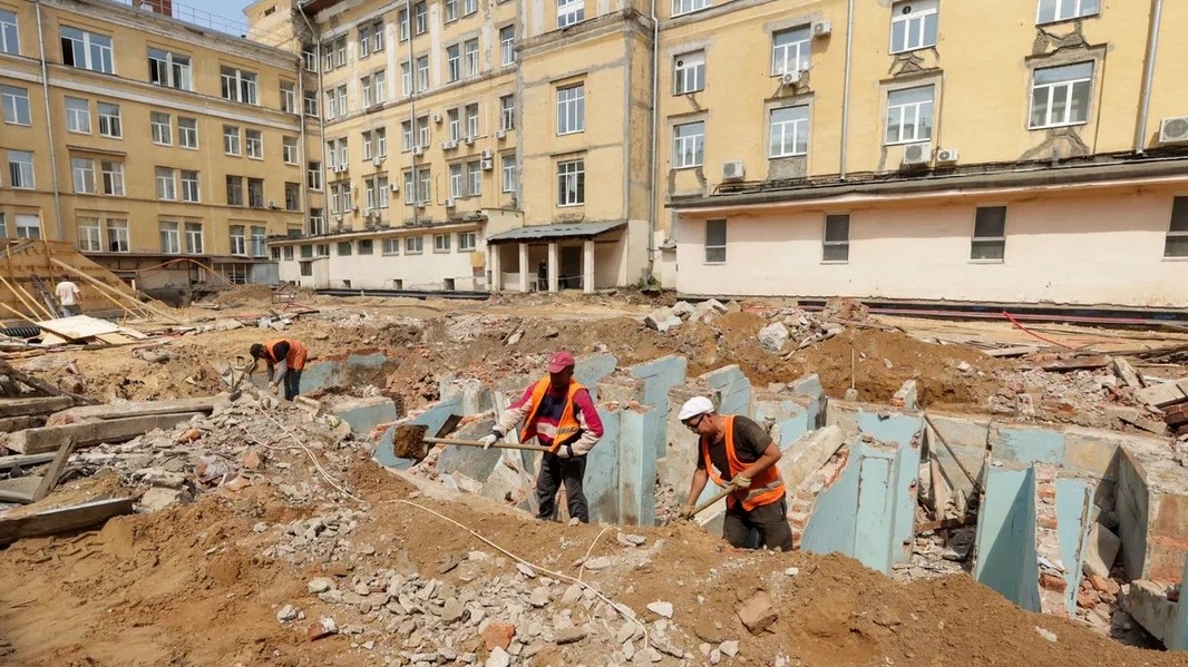 Выполнена половина работ по благоустройству территории университета «Росбиотех»