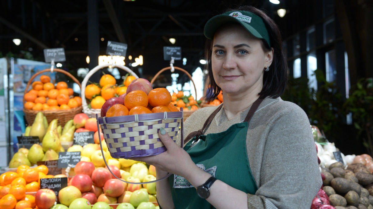 Продавец отдела фруктов и овощей Московской ярмарки на Новых Черемушках Ирина Перевознюк