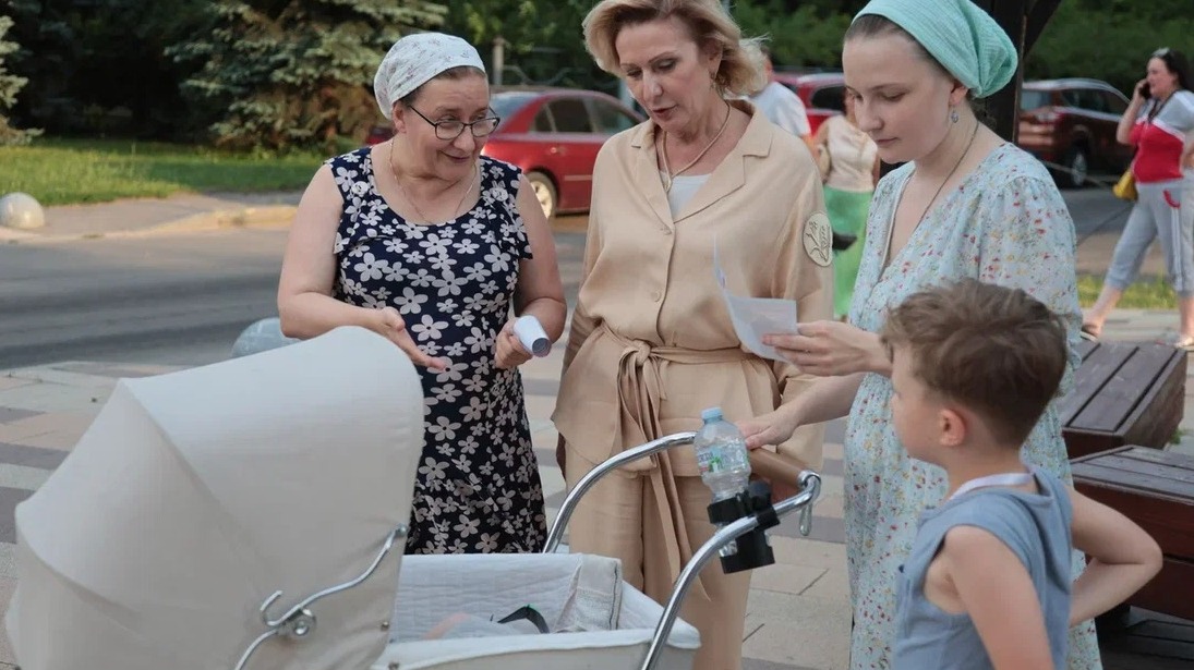 Сенатор Святенко провела информационный рейд «Мама, закрой окно» для предотвращения несчастных случаев