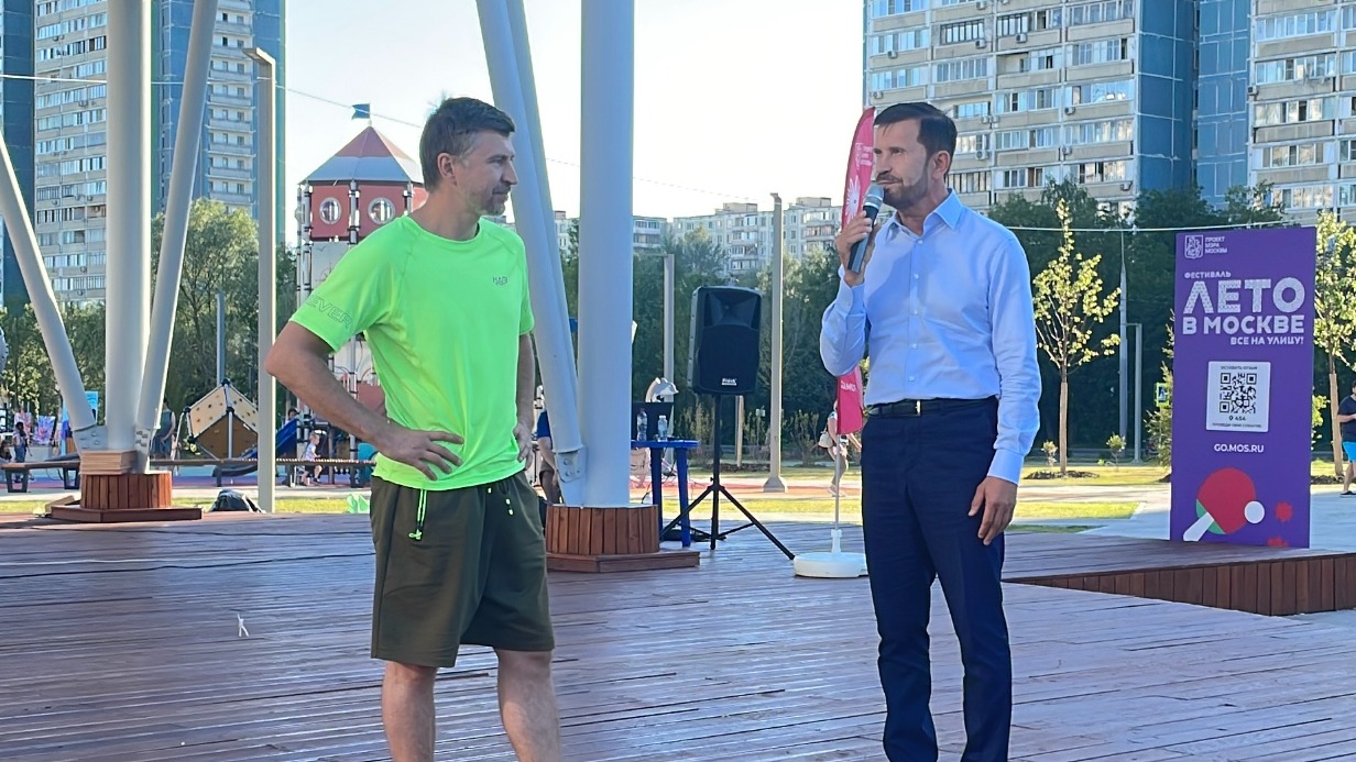 Спортсмен Ягудин и депутат Мосгордумы Семенников приняли участие в зарядке с жителями Ясенево