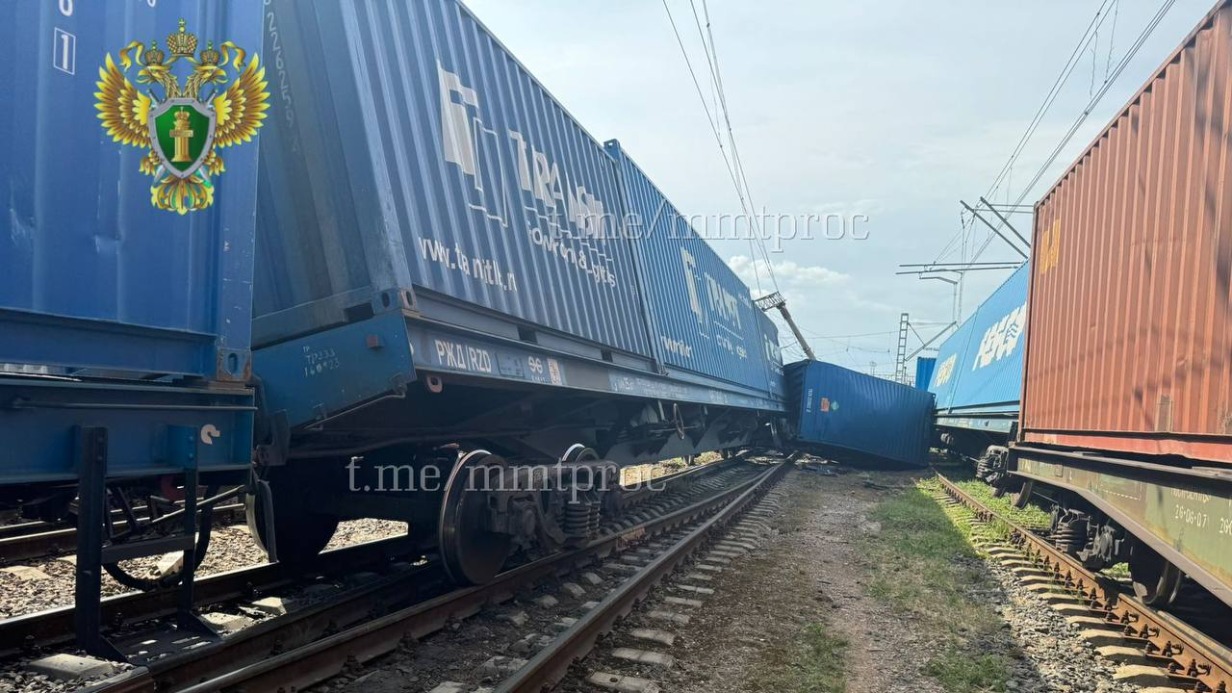 Вагон товарного поезда сошел с рельсов на севере Москвы