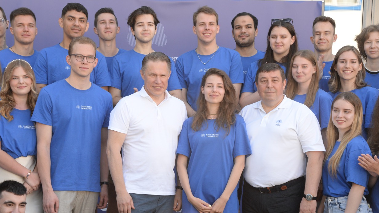 Министр здравоохранения РФ Михаил Мурашко и ректор Сеченовского университета Петр Глыбочко открывают смену Международного студенческого спортивного лагеря