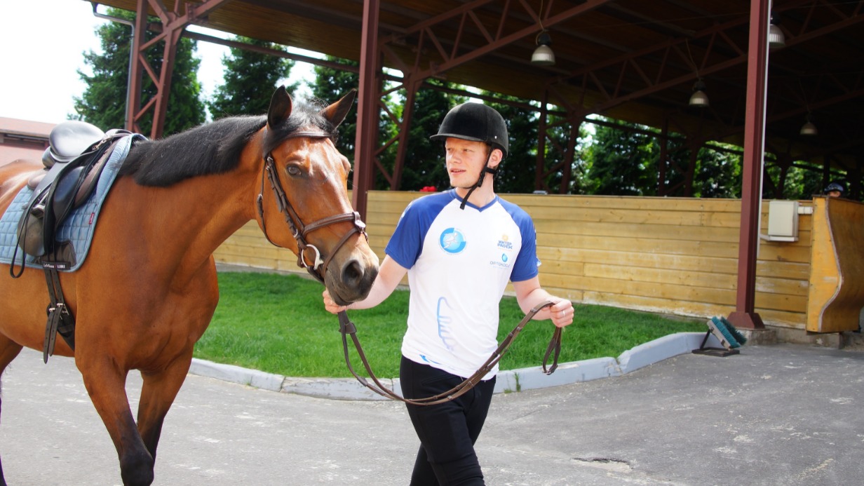 Участник спецоперации Петр Фомин на лошади Холидей в конно-спортивном клубе «Дивное» обучается верховой езде
