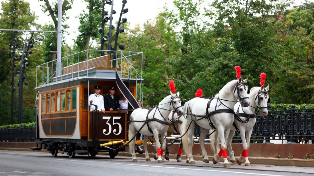 Конка с лошадьми возглавит парад ретротранспорта в Москве 