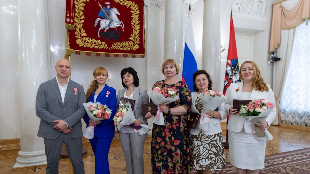 Вручение государственных и городских наград группе медицинских работников. Награждение прошло в Белом зале столичной мэрии