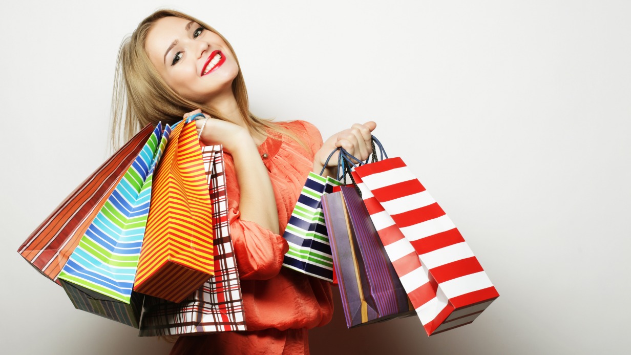 Согласно исследованиям, женщины чаще, чем мужчины, совершают покупки во время распродаж