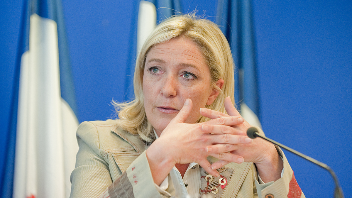 Ле Пен: Поведение Макрона похоже на подготовку к войне